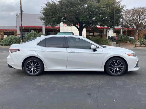 2021 Toyota Camry Hybrid XLE