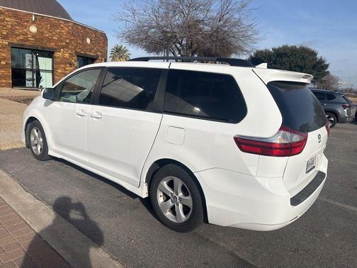 2018 Toyota Sienna LE