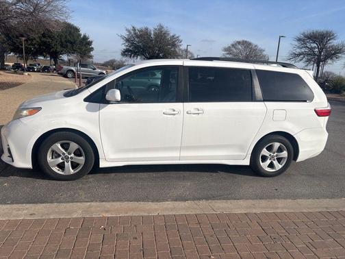 2018 Toyota Sienna LE