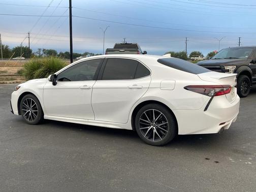 2024 Toyota Camry Hybrid SE