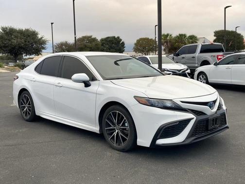 2024 Toyota Camry Hybrid SE
