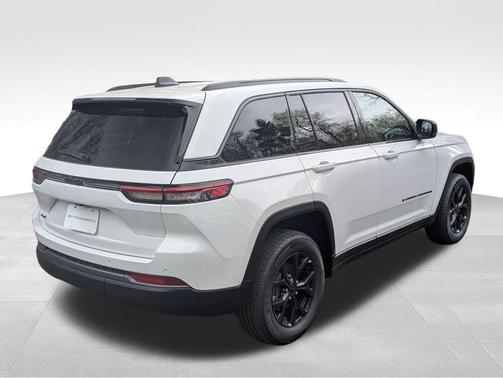 Bright White Clearcoat 2026 Jeep Grand Cherokee Altitude