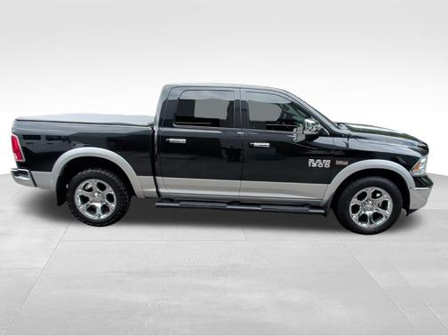 Brilliant Black Crystal Pearlcoat 2016 RAM 1500 Laramie