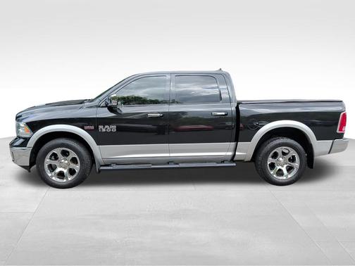 Brilliant Black Crystal Pearlcoat 2016 RAM 1500 Laramie