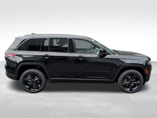 Diamond Black Crystal Pearlcoat 2026 Jeep Grand Cherokee Limited