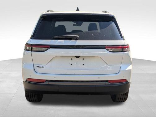 Bright White Clearcoat 2026 Jeep Grand Cherokee Altitude