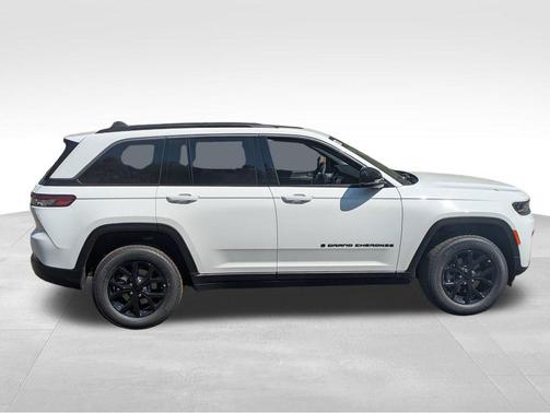 Bright White Clearcoat 2026 Jeep Grand Cherokee Altitude
