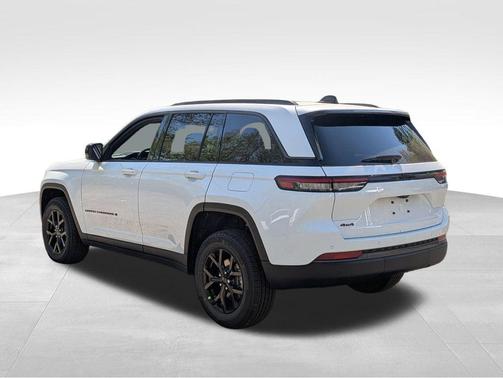 Bright White Clearcoat 2026 Jeep Grand Cherokee Altitude