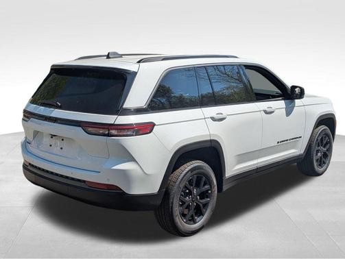 Bright White Clearcoat 2026 Jeep Grand Cherokee Altitude