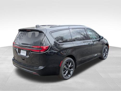 Diamond Black Crystal Pearlcoat 2026 Chrysler Pacifica L