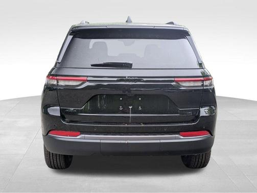 Diamond Black Crystal Pearlcoat 2026 Jeep Grand Cherokee Altitude