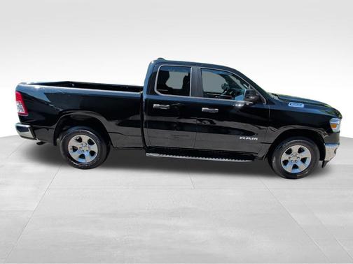 Diamond Black Crystal Pearlcoat 2023 RAM 1500 Big Horn/Lone Star