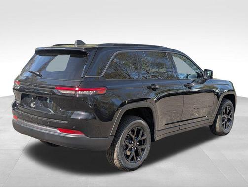 Diamond Black Crystal Pearlcoat 2026 Jeep Grand Cherokee Altitude