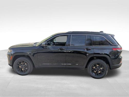 Diamond Black Crystal Pearlcoat 2026 Jeep Grand Cherokee Altitude