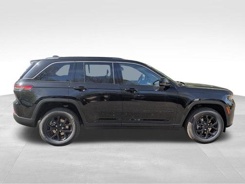 Diamond Black Crystal Pearlcoat 2026 Jeep Grand Cherokee Altitude