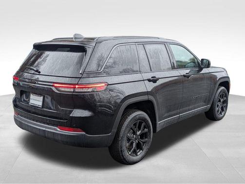 Diamond Black Crystal Pearlcoat 2026 Jeep Grand Cherokee Altitude