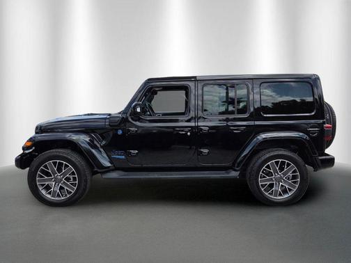 Black Clearcoat 2022 Jeep Wrangler Unlimited 4xe Sahara High Altitude