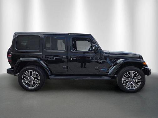 Black Clearcoat 2022 Jeep Wrangler Unlimited 4xe Sahara High Altitude