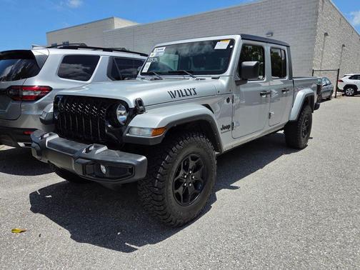 Silver Zynith Clearcoat 2022 Jeep Gladiator Willys 4x4