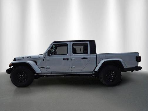 Silver Zynith Clearcoat 2022 Jeep Gladiator Willys 4x4