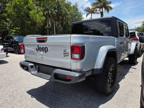Silver Zynith Clearcoat 2022 Jeep Gladiator Willys 4x4
