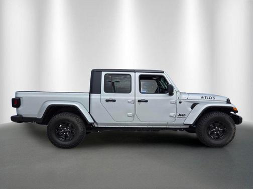 Silver Zynith Clearcoat 2022 Jeep Gladiator Willys 4x4