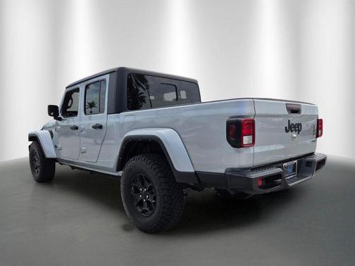 Silver Zynith Clearcoat 2022 Jeep Gladiator Willys 4x4