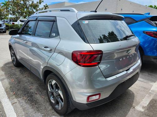 2023 Hyundai VENUE SEL