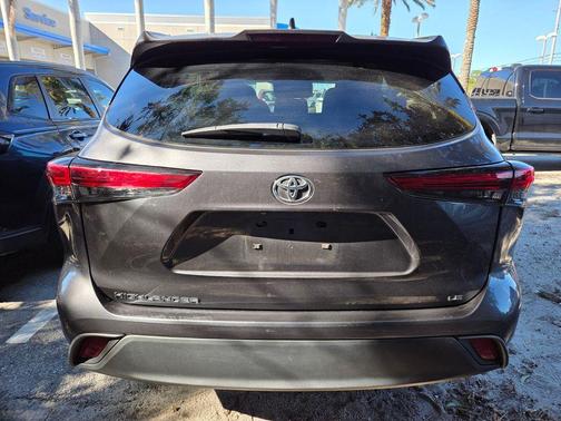 2022 Toyota Highlander LE