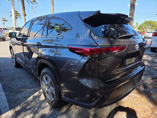 2022 Toyota Highlander LE