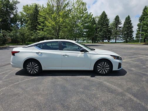 Glacier White 2025 Nissan Altima SV FWD