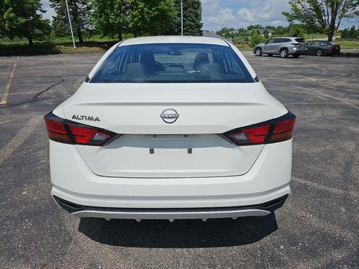 Glacier White 2025 Nissan Altima SV FWD