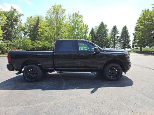 Diamond Black Crystal Pearlcoat 2026 RAM 2500 Laramie Crew Cab 4x4 6'4' Box