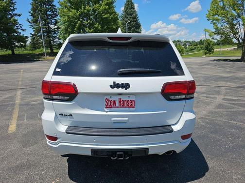 Bright White Clearcoat 2021 Jeep Grand Cherokee Laredo