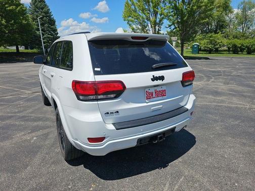 Bright White Clearcoat 2021 Jeep Grand Cherokee Laredo