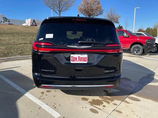 Diamond Black Crystal Pearlcoat 2026 Chrysler Pacifica Limited