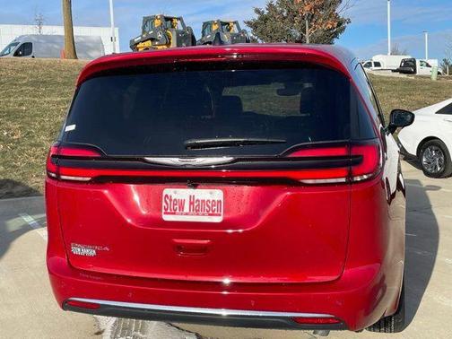 Red Hot Pearlcoat 2026 Chrysler Pacifica L