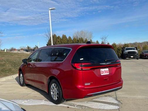 Red Hot Pearlcoat 2026 Chrysler Pacifica L