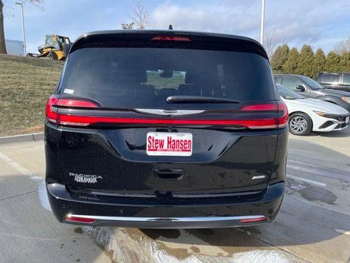 Diamond Black Crystal Pearlcoat 2026 Chrysler Pacifica L