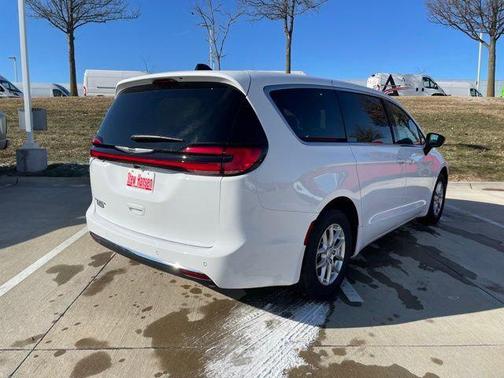 Bright White Clearcoat 2026 Chrysler Pacifica L