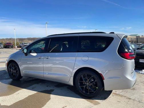 Silver Mist Clearcoat 2026 Chrysler Pacifica Limited