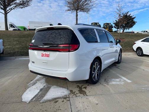 Bright White Clearcoat 2026 Chrysler Pacifica L