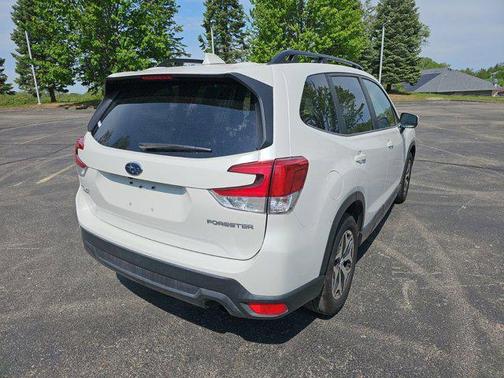 Crystal White Pearl 2022 Subaru Forester Premium