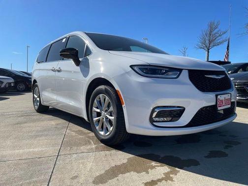 Bright White Clearcoat 2026 Chrysler Pacifica Limited