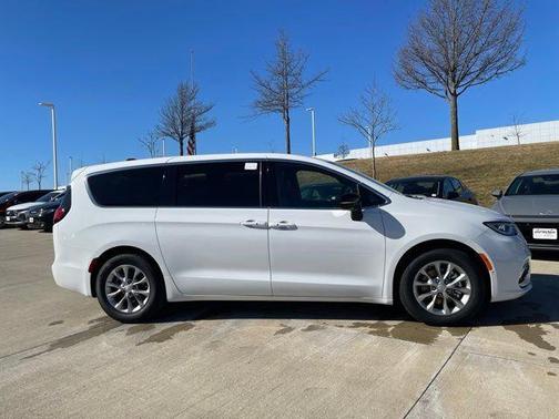 Bright White Clearcoat 2026 Chrysler Pacifica Limited