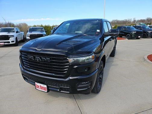 Diamond Black Crystal Pearlcoat 2026 RAM 1500 Laramie
