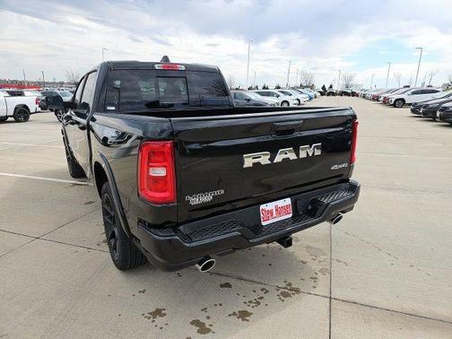Diamond Black Crystal Pearlcoat 2026 RAM 1500 Laramie