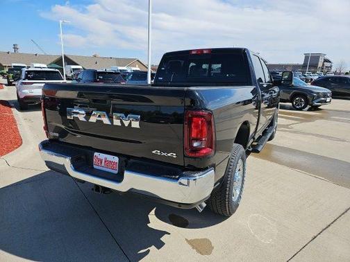 Diamond Black Crystal Pearlcoat 2026 RAM 2500 Tradesman Crew Cab 4x4 6'4' Box