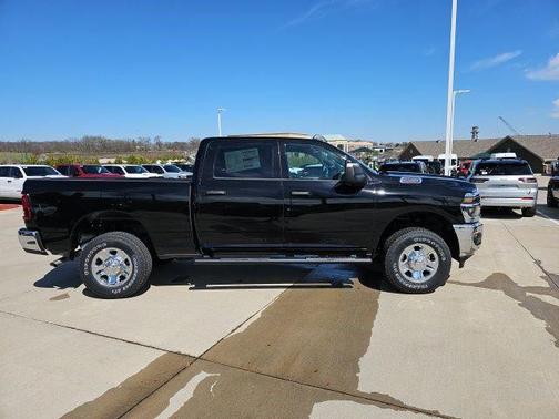 Diamond Black Crystal Pearlcoat 2026 RAM 2500 Tradesman Crew Cab 4x4 6'4' Box