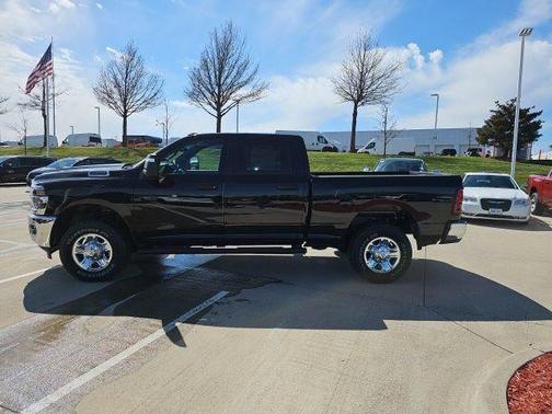 Diamond Black Crystal Pearlcoat 2026 RAM 2500 Tradesman Crew Cab 4x4 6'4' Box